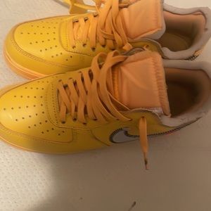 Im selling these shoes cause they are a lil to small.